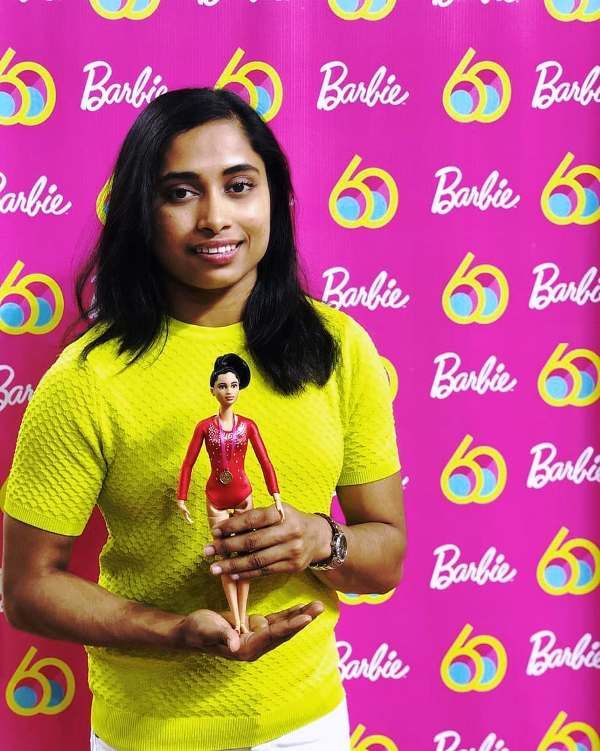 Dipa Karmakar pozira s lutkom Barbie