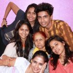 Pratima Singh met haar moeder en broers en zussen