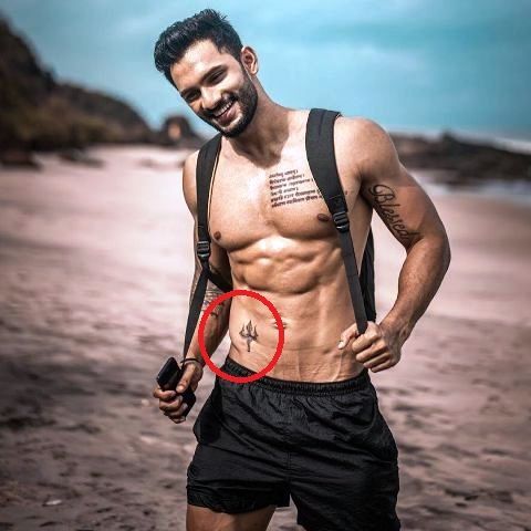 Prathamesh Maulingkar Tattoo auf der rechten Seite seines Magens