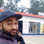 Sandeep Singh ved hans benzinpumpe