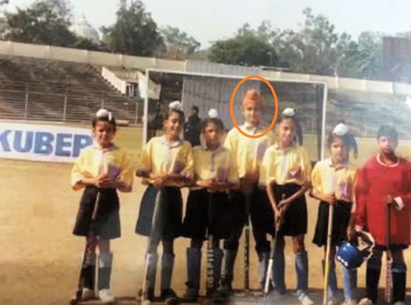 Сандип Сингх присъства на тренировки по хокей в детството си