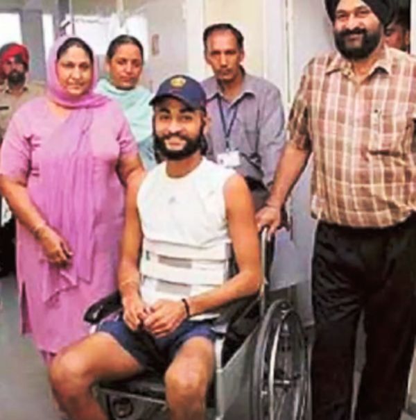 Sandeep Singh på en kørestol