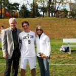 Devon Allen con sus padres