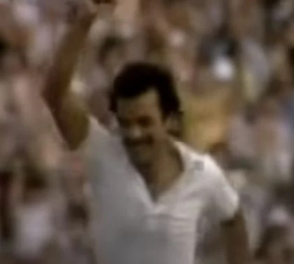   Madan Lal juhlii valloitettuaan Vivian Richardsin vivan vuoden 1983 kriketin maailmancupin finaalissa