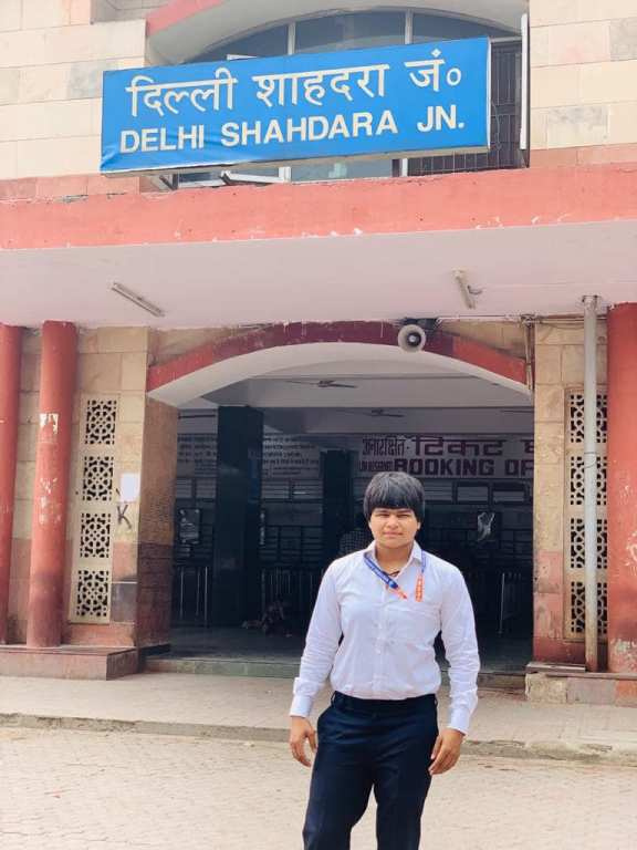   Divya Kakran bilang isang senior ticket examiner sa Indian Railways