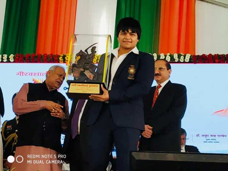   Divya Kakran kasama ang kanyang Rani Laxmi Bai Award