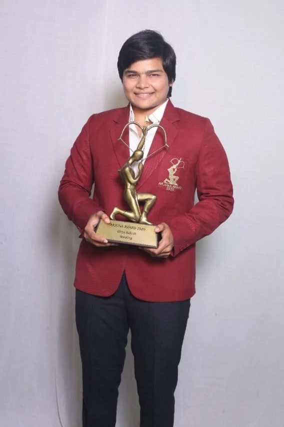   Divya Kakran kasama ang kanyang Arjuna Award