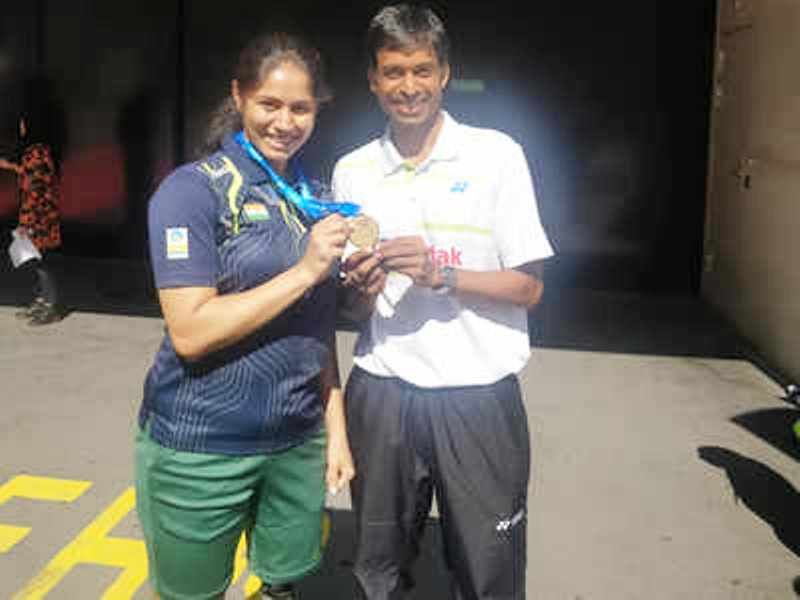 Manasi Joshi mit ihrem Trainer P. Gopichand