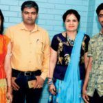 Manu Bhaker con sus padres y su hermano