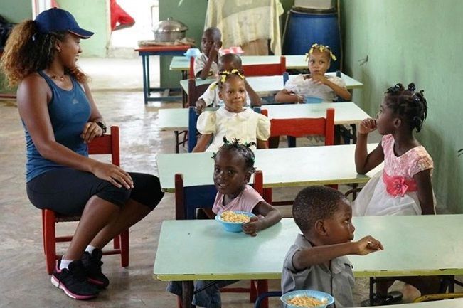 Наоми Осака в училище в Хаити