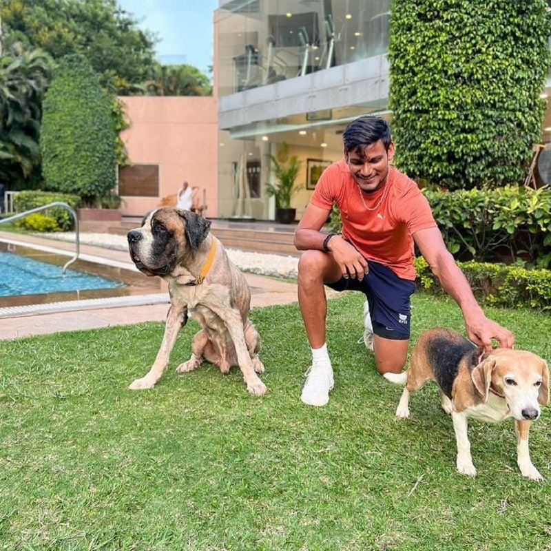   Kuldeep Sen posiert mit seinen Hunden