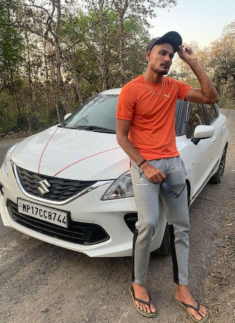   Kuldeep Sen posiert mit seinem Auto