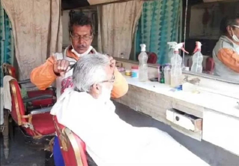   कुलदीप सेन's father cutting hair in his salon