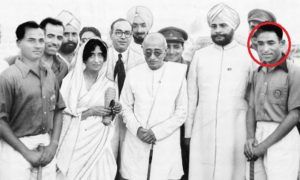 Kishan Lal em um círculo vermelho com Dhyan Chand e o Governador Geral Chakravorty Rajgopala Chari