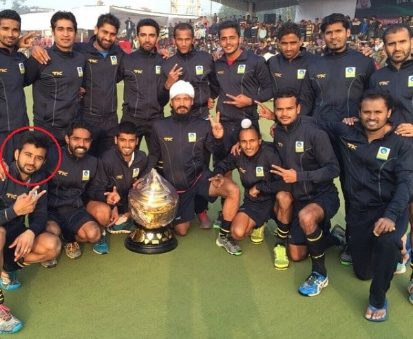   Манприт вместе со своей командой BPCL на хоккейном турнире Scindia Gold Cup (2014)