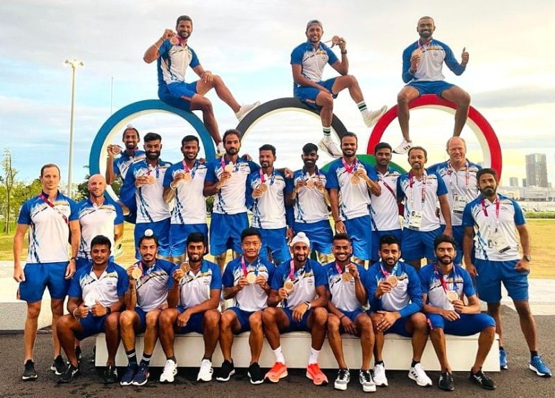   индийские мужчины's team posing with bronze medal at the 2020 Summer Olympics