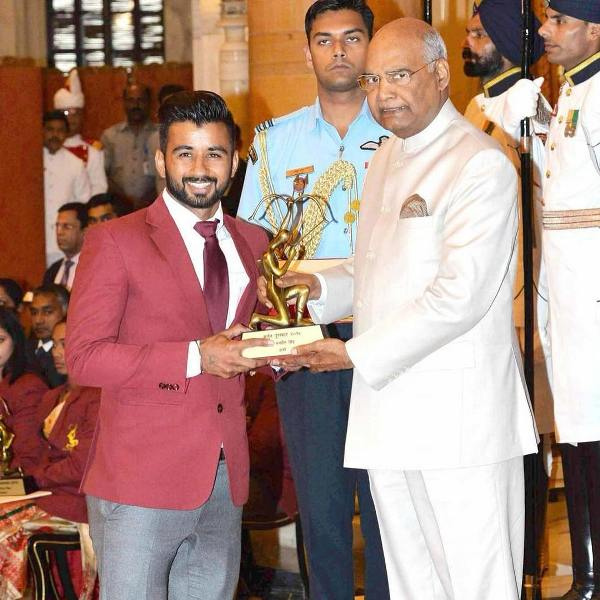   Манприт Сингх получает премию Арджуны (2019 г.) от уважаемого президента Индии Рама Натха Ковинда.