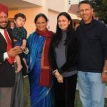 Джеев Милха Сингх със своите родители и съпруга