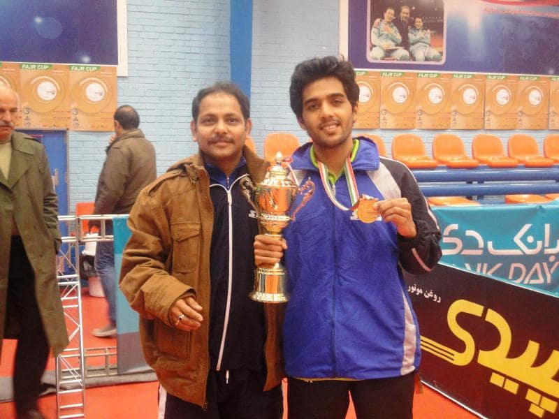   Sanil Shetty med bronsemedalje og pokal under Fajr Cup