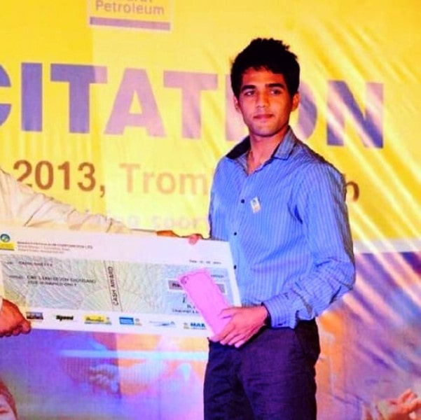   Sanil Shetty mottar en sjekk etter å ha vunnet BPCL-prisen