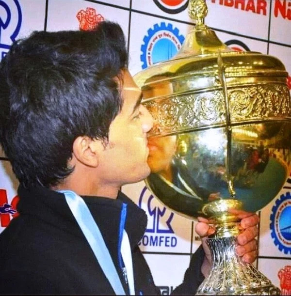   Sanil Shetty etter å ha vunnet et trofé ved 2014 Senior National & Inter-State TT Championship