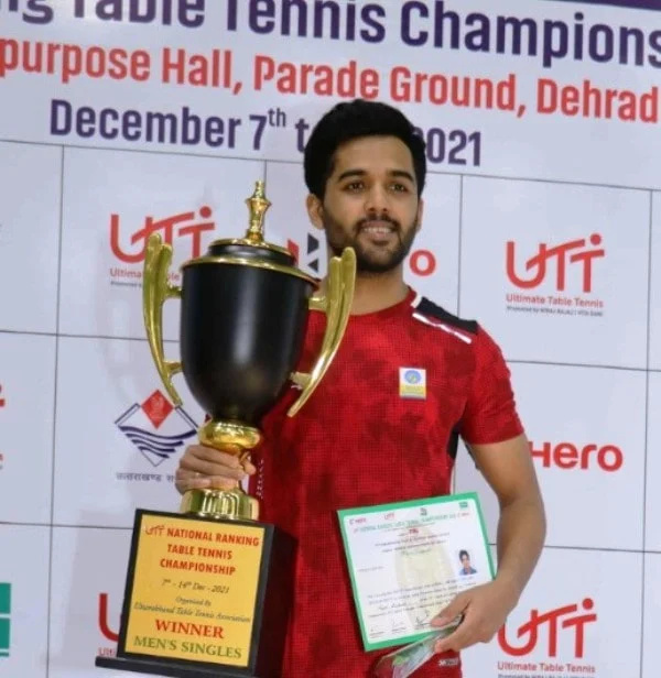   Sanil Shetty med trofeet sitt etter å ha vunnet 2021 National Ranking Tournament