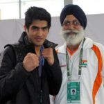 그의 코치 Gurubaksh Singh Sandhu와 Vijendra Singh