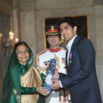 Pratibha Patil 대통령은 복서 Vijender Singh에게 Padma Shri 상을 선물합니다.