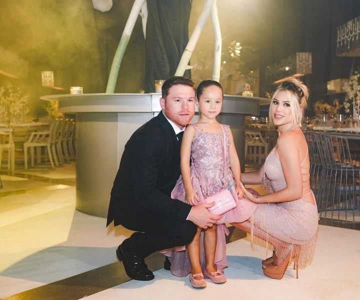 Canelo Alvarez et Fernanda Gómez avec leur fille Maria