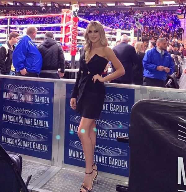 Η Fernanda Gómez στο Madison Square Garden, επευφημώντας τον Canelo Alvarez