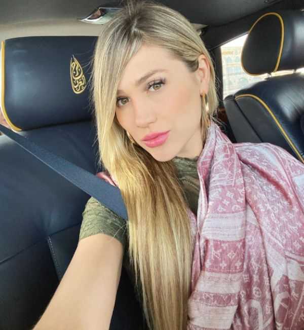 Fernanda Gómez dans un foulard Louis Vuitton