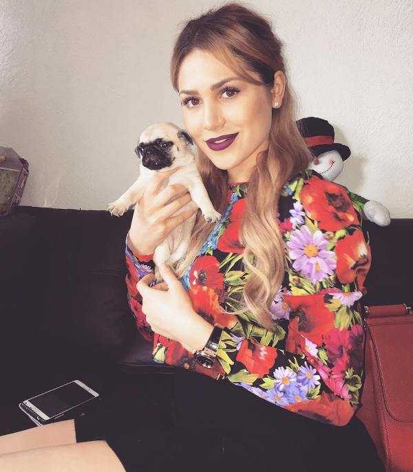 Fernanda Gómez med hunden sin