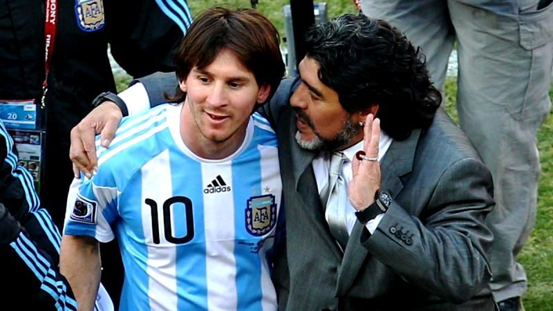Lionel Messi mit Diego Maradona