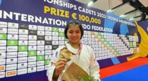   Linthoi Chanambam tạo dáng với huy chương vàng tại Giải vô địch Judo thiếu sinh quân thế giới 2022 ở Sarajevo, Bosnia