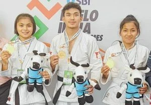   Linthoi Chanambam (вляво) позира със златния си медал на Khelo India Youth Games 2022