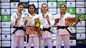   Linthoi Chanambam poserer med sin gullmedalje ved World Cadets Judo Championship 2022 (andre fra venstre)