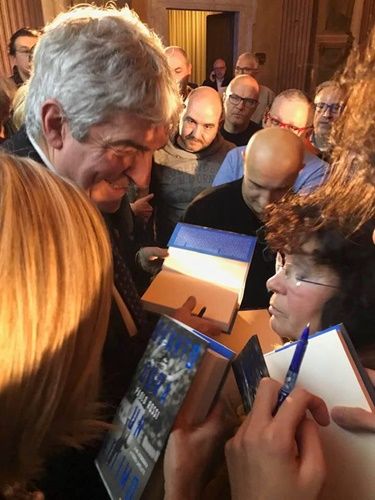 Paolo Rossi tại sự kiện ký tặng cuốn tự truyện của mình