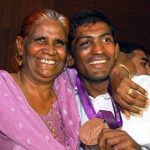 Yogeshwar Dutt với mẹ của mình