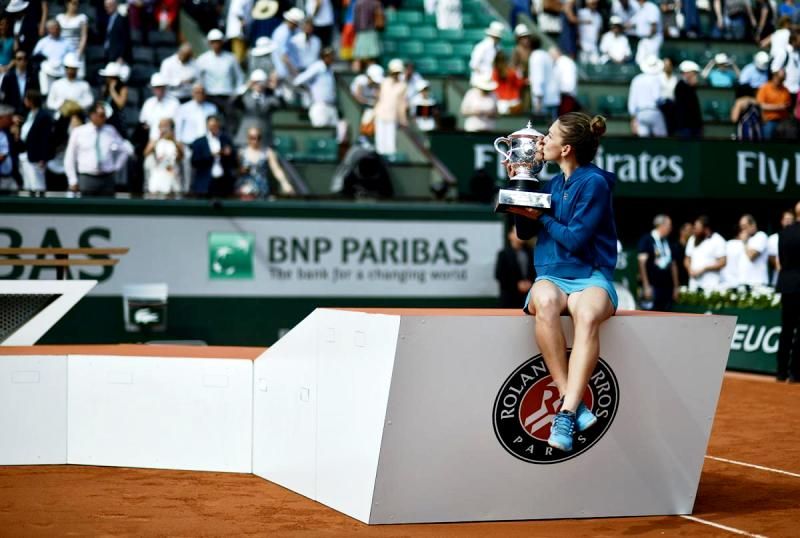 Simona Halep mit ihrer French Open Trophy