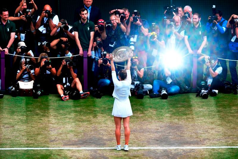 Simona Halep après avoir reçu son trophée de Wimbledon