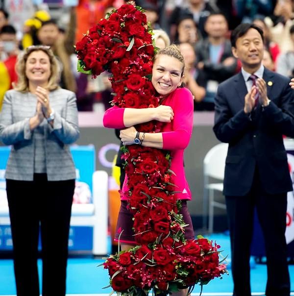 Simona Halep mit Serena Williams nach dem Gewinn von Wimbledon