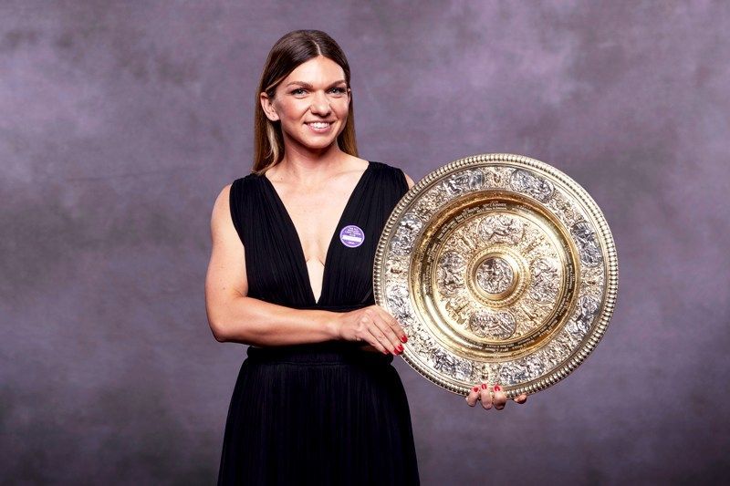 Simona Halep avec son trophée Wimbledon Venus Rosewater Dish