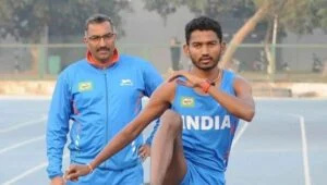   Avinash Sable với huấn luyện viên của anh ấy, Amrish Kumar