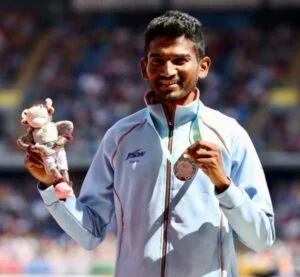   バーミンガムで開催された Commonwealth Games 2022 で銀メダルを手にポーズをとる Avinash Sable
