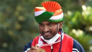   Авинаш Соболь позирует со своей золотой медалью на полумарафоне Airtel Delhi Half Marathon.