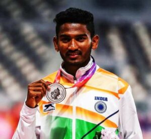   Avinash Sable posiert mit seiner Silbermedaille bei den Asian Athletic Championships 2019 in Doha