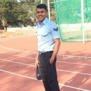   Noah Nirmal Tom ca sergent în Forțele Aeriene Indiene
