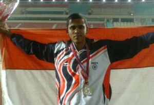   2013 年にランチで開催されたジュニア南アジア陸上競技選手権大会で銀メダルを手にポーズをとるノア