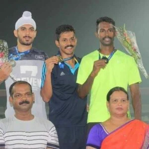   Noah Nirmal Tom bergambar dengan pingat emasnya di Kejohanan Atletik Perkhidmatan 2018, Karnataka