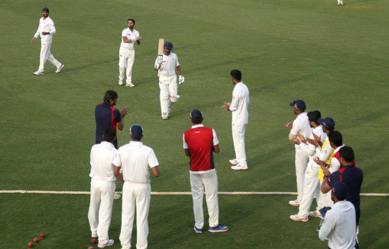   पंजाब के खिलाफ 314 रन बनाने के बाद प्रियांक पांचाल का उनके साथियों ने जोरदार स्वागत किया